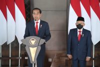 Presiden Jokowi didampingi Wapres Ma’ruf Amin memberikan keterangan pers sebelum bertolak untuk melakukan kerja ke sejumlah negara di Eropa dan Uni Emirat Arab, Minggu (26/06/2022) pagi, di Bandara Soekarno-Hatta, Tangerang, Banten