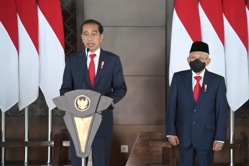Presiden Jokowi didampingi Wapres Ma’ruf Amin memberikan keterangan pers sebelum bertolak untuk melakukan kerja ke sejumlah negara di Eropa dan Uni Emirat Arab, Minggu (26/06/2022) pagi, di Bandara Soekarno-Hatta, Tangerang, Banten