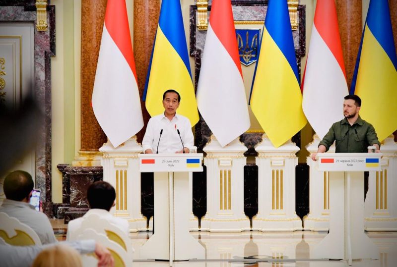 Presiden Jokowi menyampaikan pernyataan pers bersama Presiden Zelenskyy, di Kyiv, Ukraina, Rabu (29/06/2022)