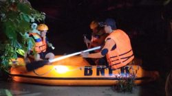 BPBD Kabupaten Muara Enim melakukan proses evakuasi warga terdampak banjir menggunakan perahu karet, Minggu (26/6)