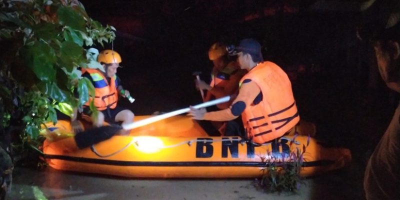 BPBD Kabupaten Muara Enim melakukan proses evakuasi warga terdampak banjir menggunakan perahu karet, Minggu (26/6)