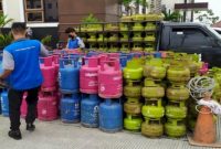 Ditreskrimsus Polda Jabar mengamankan lima orang yang diduga mengoplos elpiji bersubsidi di Cileungsi, Kabupaten Bogor