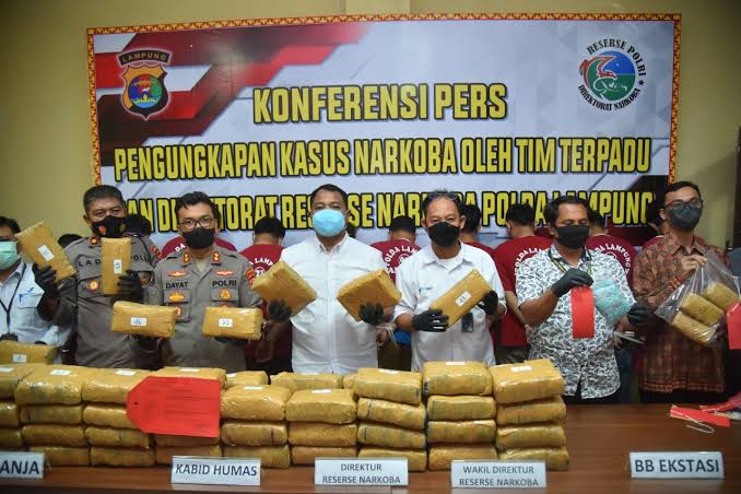 Polda Lampung menggagalkan pengiriman 69 kilogram ganja saat akan menyeberang dari Pelabuhan Bakauheni, Lampung Selatan