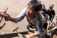warga di China harus mengungsi lantaran ribuan rumah terendam banjir dan longsor
