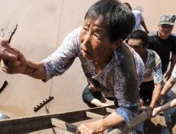 Banjir Hingga Longsor Terjang China, Ratusan Ribu Warga Dievakuasi