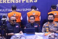 Polda Aceh menggelar konferensi pers kasus jual kulit harimau sumatera di Mapolda Aceh