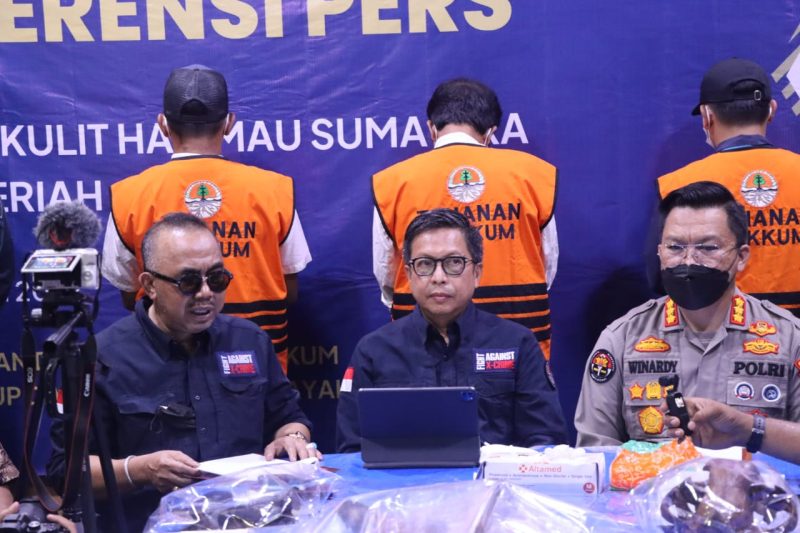 Polda Aceh menggelar konferensi pers kasus jual kulit harimau sumatera di Mapolda Aceh