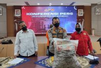 Ditreskrimsus Polda Sumbar berhasil meringkus RR (37 tahun) yang menjual sisik trenggiling seberat 12,8 kilogram di Kota Padang