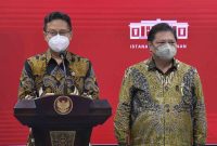 Menko Ekon Airlangga Hartarto dan Menkes Budi Gunadi Sadikin dalam keterangan pers, Senin (18/07/2022), usai mengikuti Ratas mengenai Evaluasi PPKM yang dipimpin Presiden Jokowi