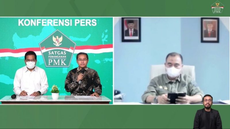 Kapus Registrasi dan Sertifikasi Halal Mastuki (tengah) menghadiri Konferensi Pers tentang Perkembangan Penanganan PMK