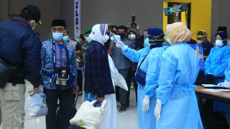 Tim Kesehatan PPIH Debarkasi Jatim Mengecek Suhu Jemaah
