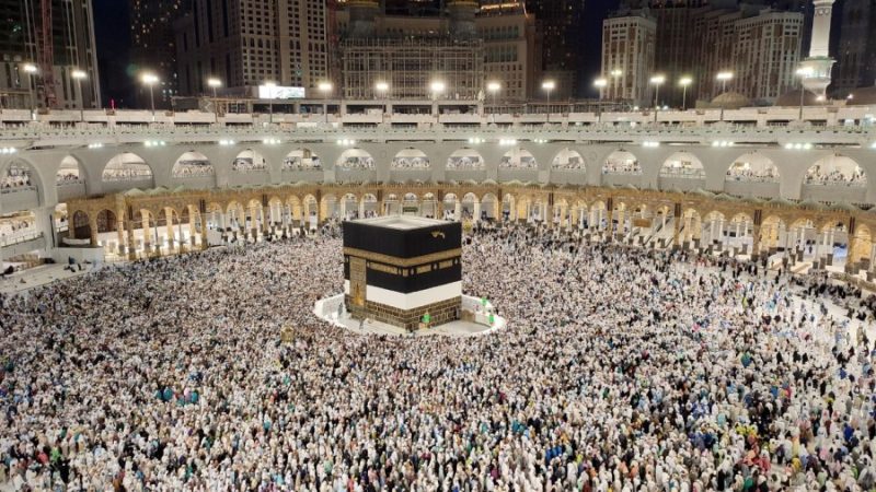 Jemaah haji memadati area tawaf Kabah, Masjidil Haram