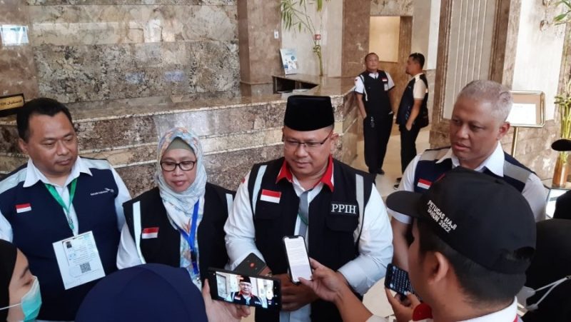 Pengendali Teknis Layanan Haji Dalam Negeri didampingi perwakilan dari Garudan Nano Muchammad dam Sampiriyanto Sunar