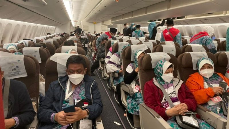 Jemaah kloter 1 embarkasi Jakarta - Pondok Gede (JKG 01) jelang terbang dengan Garuda Indonesia