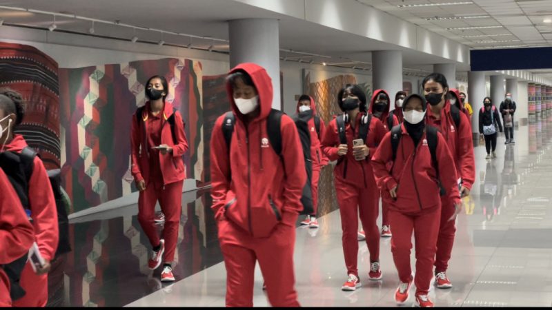 Timnas wanita Indonesia tiba di Bandara Internasional Ninoy Aquino, Filipina, Sabtu (2/7/2022)