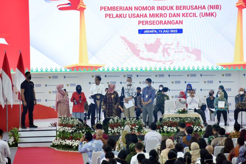 Presiden Jokowi dalam acara pemberian NIB bagi pelaku UMK perseorangan, Rabu (13/07/2022), di Gedung Olahraga Nanggala Kopassus, Jaktim