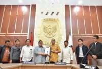 Ketua KPU Hasyim Ashari menyerahkan secara simbolik akun Sistem Informasi Partai Politik (Sipol) kepada Ketua Bawaslu Rahmat Bagja di kantor KPU, Senin, (25/7/2022)