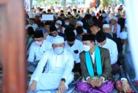 Gubernur Sumsel, H Herman Deru saat salat Iduladha 1443 H di Masjid Agung Palembang