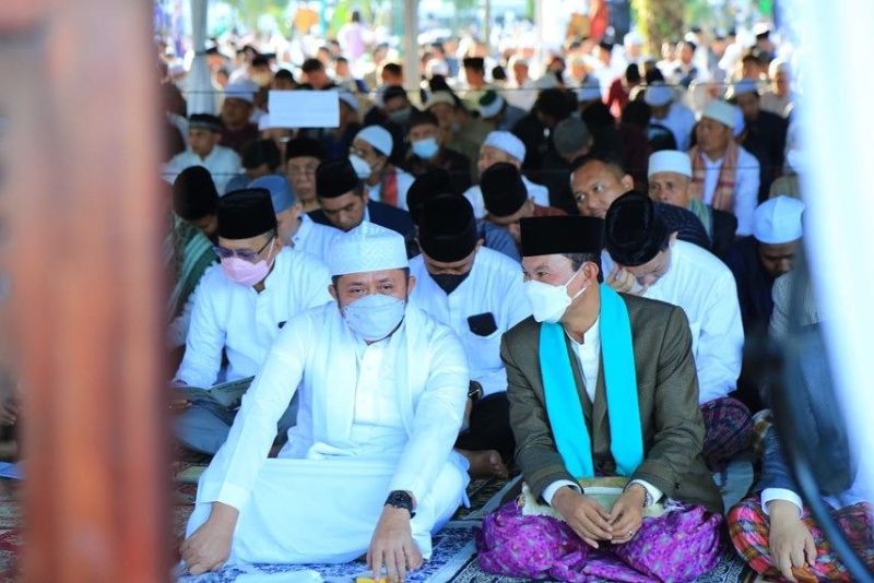 Gubernur Sumsel, H Herman Deru saat salat Iduladha 1443 H di Masjid Agung Palembang