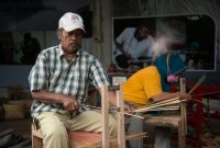 PT Bukit Asam Tbk [PTBA] Unit Pelabuhan Tarahan sejak tahun 2018 telah melakukan pendampingan dan pengembangan produksi tusuk sate di Desa Sidomulyo. 