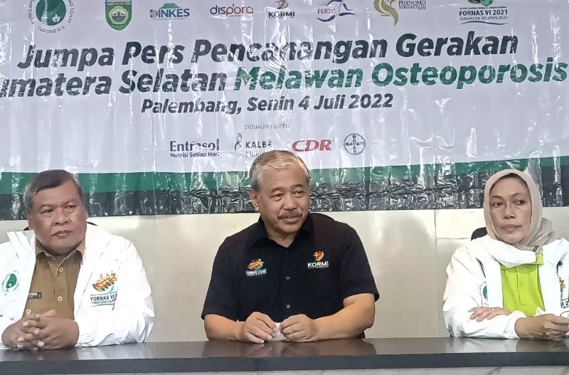 Ketua Umum KORMI H Hayono Isman bersama Ketua Perwatusi Hj Anita A Hutagalung dan Asisten 1 Pemprov Sumsel