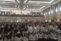 Ketua PGRI Sumsel H Ahmad Zulinto bersama Sekda Kota Palembang Ratu Dewa dan Ribuan Guru di Gedung The Sultan Palembang, Rabu [13/07/2022]