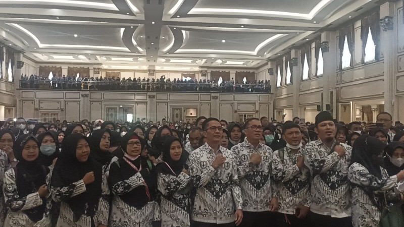 Ketua PGRI Sumsel H Ahmad Zulinto bersama Sekda Kota Palembang Ratu Dewa dan Ribuan Guru di Gedung The Sultan Palembang, Rabu [13/07/2022]