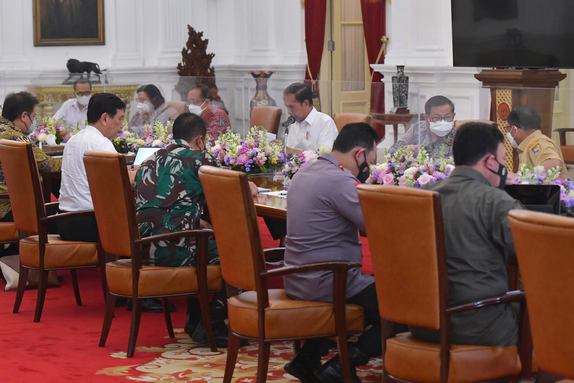 Presiden Jokowi pimpin Ratas mengenai PPKM, Senin (18/07/2022), di Istana Merdeka, Jakarta.