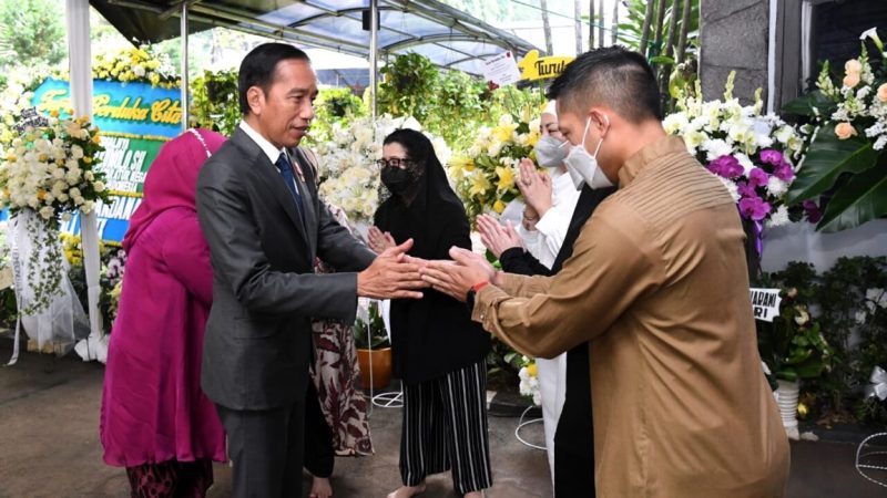 Presiden dan Ibu Iriana Jokowi bertakziah ke rumah duka almarhum Menteri PANRB Tjahjo Kumolo, di Kompleks Menteri Widya Chandra, Jakarta, Sabtu (02/07/2022)