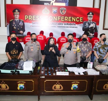 Kapolrestabes Surabaya, Kombes Pol Achmad Yusep Gunawan saat konferensi pers penangkapan tujuh tersangka joki SBMPTN
