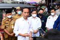 Presiden Jokowi saat memberikan keterangan pers usai menyerahkan bantuan sosial di Pasar Sukamandi, Kabupaten Subang, Provinsi Jawa Barat, Selasa (12/07/2022)