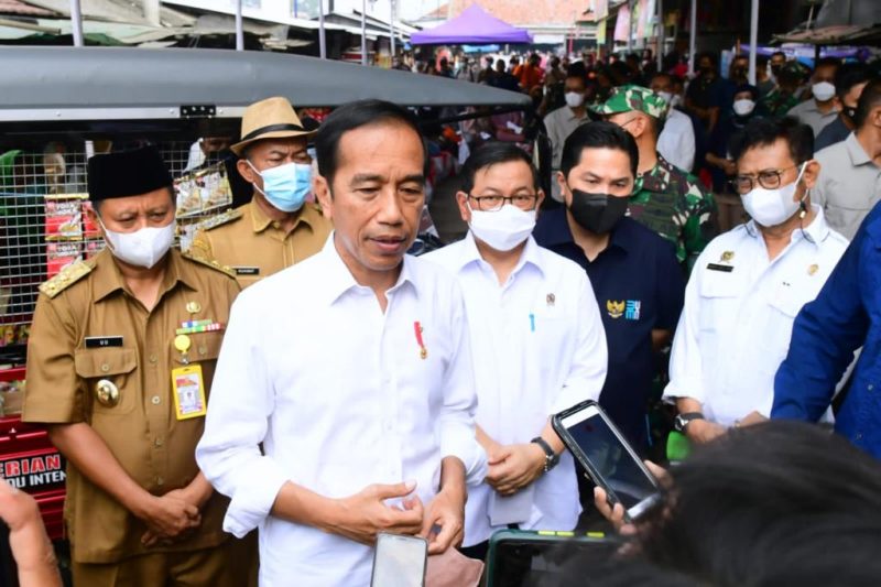 Presiden Jokowi saat memberikan keterangan pers usai menyerahkan bantuan sosial di Pasar Sukamandi, Kabupaten Subang, Provinsi Jawa Barat, Selasa (12/07/2022)