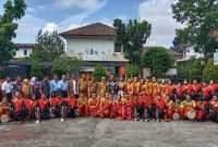 Kadisdik Sumsel Riza Pahlevi berfoto bersama Tim Marching Band FORNAS Sumsel 2022