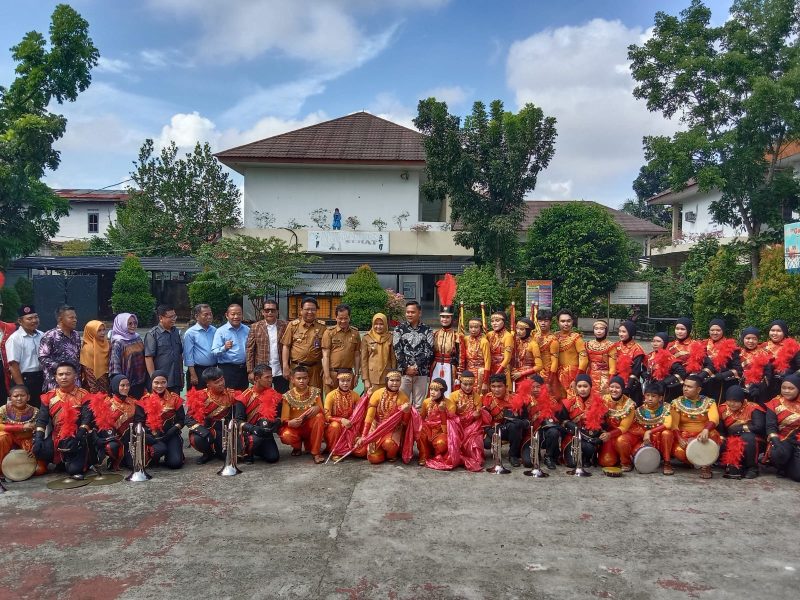 Kadisdik Sumsel Riza Pahlevi berfoto bersama Tim Marching Band FORNAS Sumsel 2022