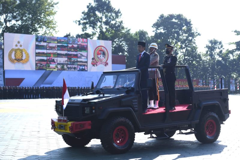 Presiden Jokowi memberikan amanat pada Upacara Peringatan ke-76 Hari Bhayangkara, di Akademisi Kepolisian, di Semarang, Jateng