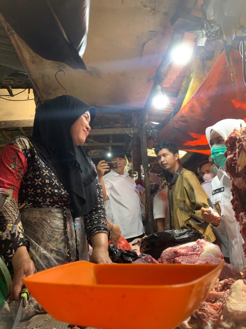 Wawako Palembang, Fitrianti Agustinda saat sidak Pasar Palimo, Rabu (6/7/2022)