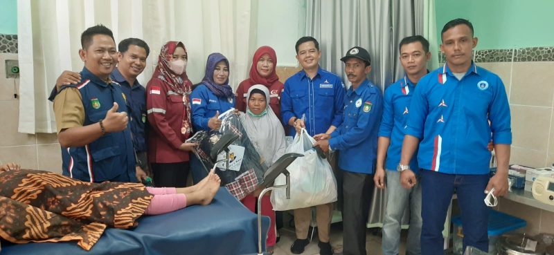 Pengurus dan kader Dewan Pimpinan Cabang (DPC) Partai Demokrat Kota Prabumulih kunjungi RA (14) yang menjadi korban rudapaksa di RSUD Prabumulih