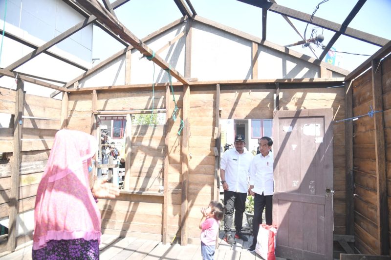 Presiden Jokowi meninjau penataan kawasan dan rumah layak huni, di Kecamatan Medan Belawan, Kota Medan, Sumut, Kamis (07/07/2022)