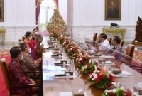 Presiden Jokowi menerima Dewan Komisioner OJK periode 2017-2022, di Istana Merdeka, Jakarta, Rabu (13/07/2022)