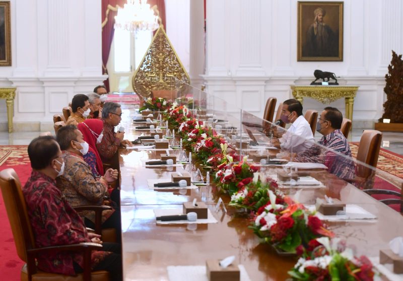 Presiden Jokowi menerima Dewan Komisioner OJK periode 2017-2022, di Istana Merdeka, Jakarta, Rabu (13/07/2022)