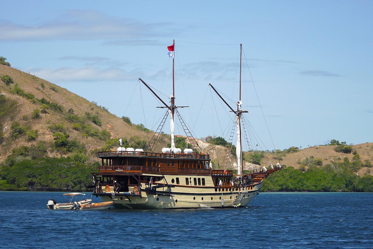 Menparekraf RI, Sandiaga Salahuddin Uno meninjau Pulau Rinca berlayar menggunakan kapal phinisi di perairan Taman Nasional Komodo NTT