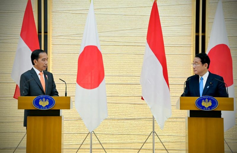 Presiden Jokowi dan PM Jepang Fumio Kishida memberikan pernyataan pers bersama