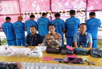 Komplotan pencuri kain Woven dari sebuah gudang di kawasan Kopo, Margahayu Selatan, Kabupaten Bandung diamankan polisi