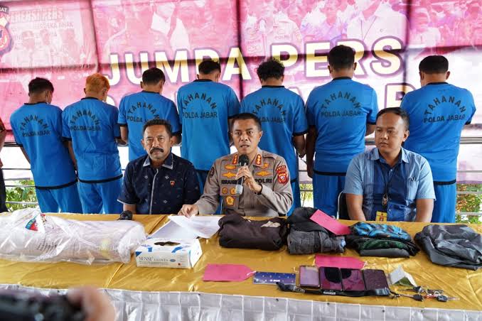 Komplotan pencuri kain Woven dari sebuah gudang di kawasan Kopo, Margahayu Selatan, Kabupaten Bandung diamankan polisi