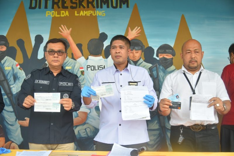 Ditreskrimum Polda Lampung menggelar keterangan pers terkait penangkapan pelaku penipuan pengadaan bantuan sosial beras