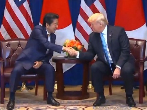 Donald Trump bersama mantan Perdana Menteri Jepang, Shinzo Abe