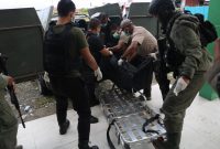 Tim Gabungan TNI- Polri saat mengevakuasi korban penembakan KKB di Nduga Papua
