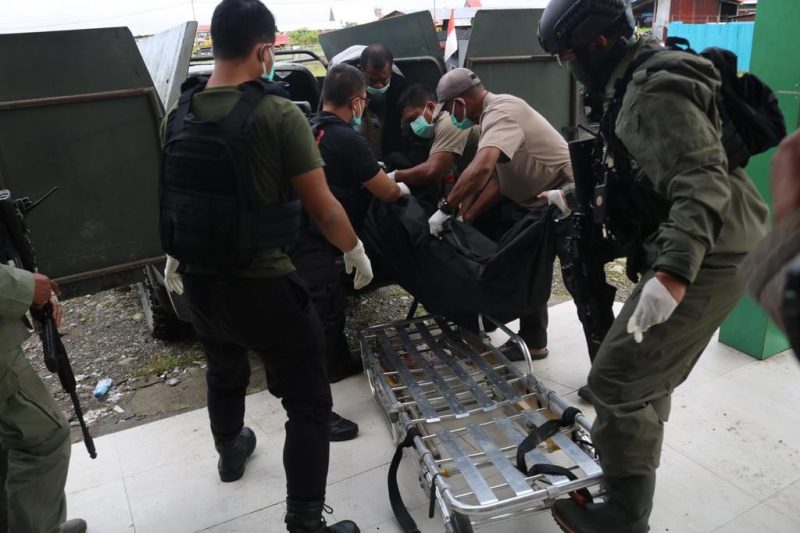 Tim Gabungan TNI- Polri saat mengevakuasi korban penembakan KKB di Nduga Papua