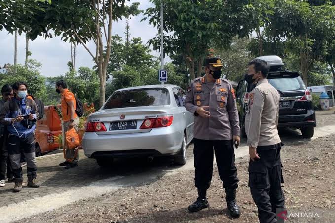 Polda Jawa Timur saat melakukan olah TKP di Sekolah Selamat Pagi Indonesia (SPI) Kota Batu