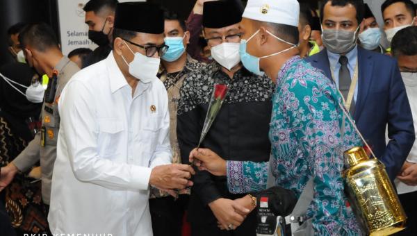 Menko PMK dan Menhub menyambut kepulangan jemaah haji gelombang pertama di Bandara Soekarno Hatta, Tangerang, Banten